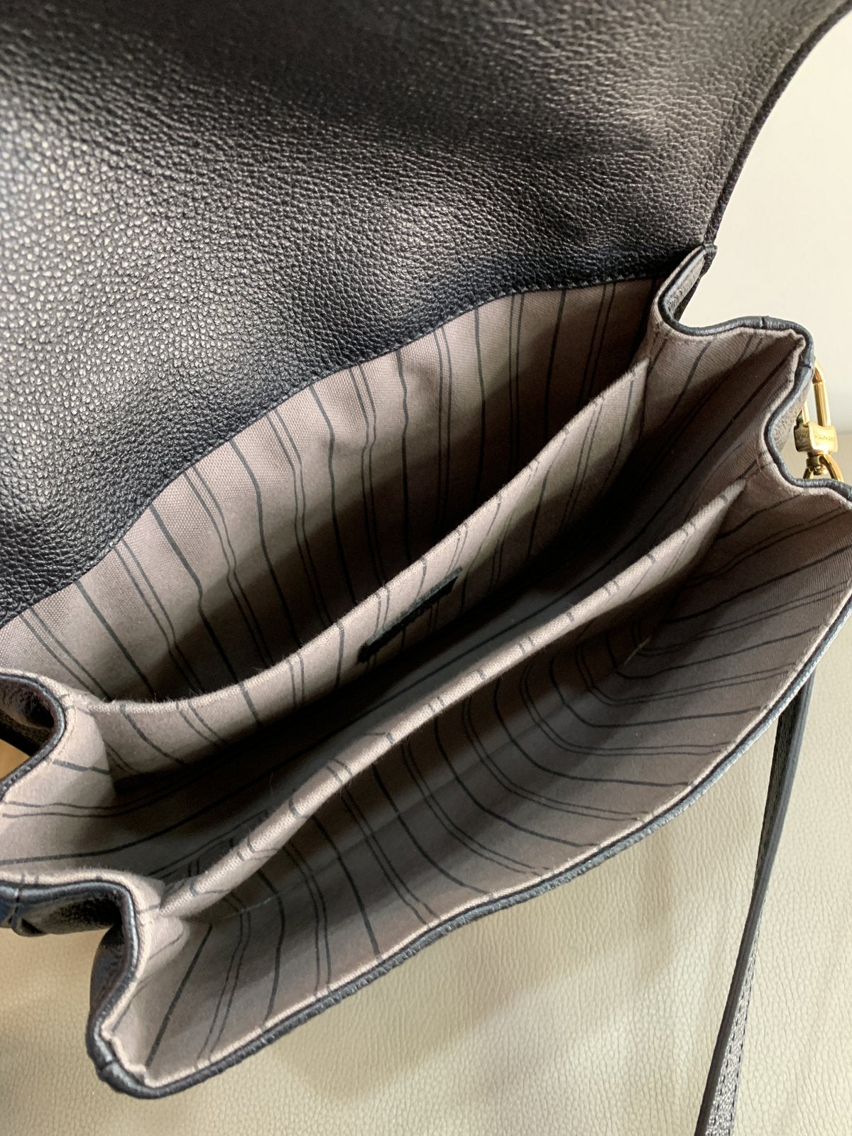 Louis Vuitton pochette Metis in pelle colore nera