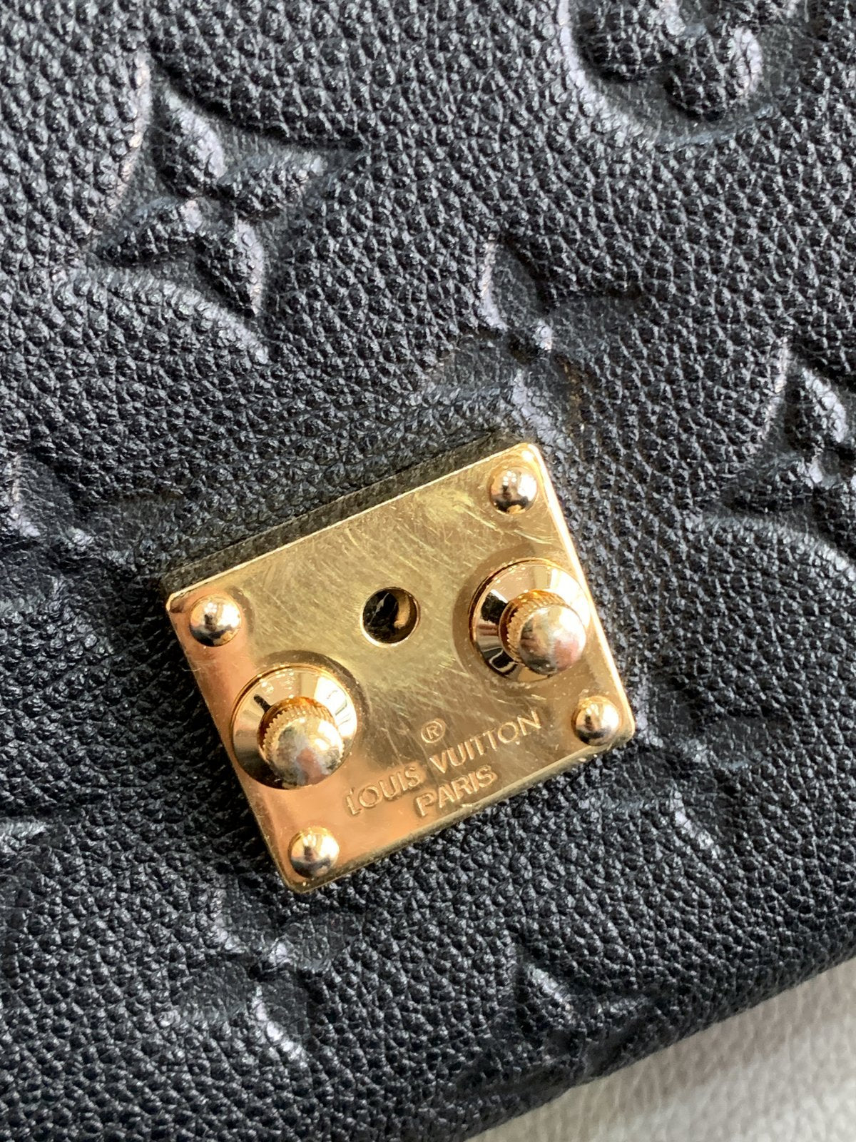 Louis Vuitton pochette Metis in pelle colore nera