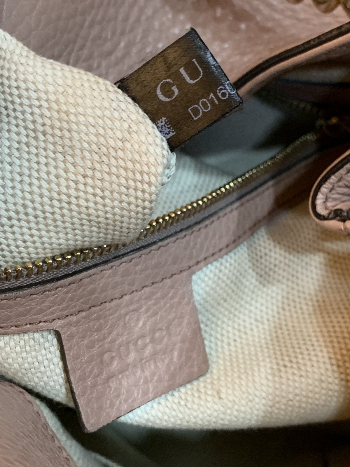 Etichetta interna in pelle rosa con il marchio Gucci e la scritta Made in Italy ben visibili.
