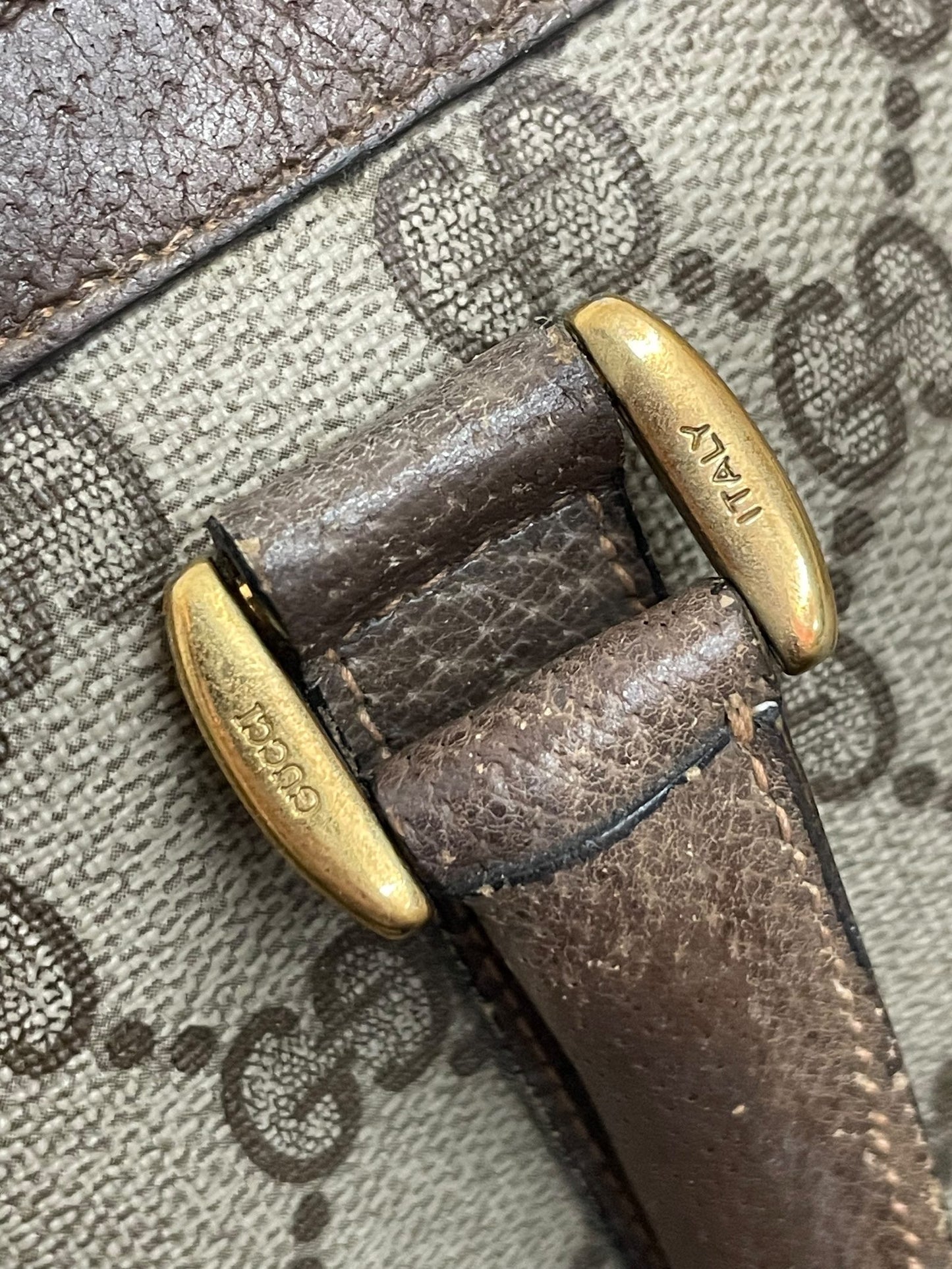 Dettaglio hardware dorato con incisione Gucci Italy Boston Bag
