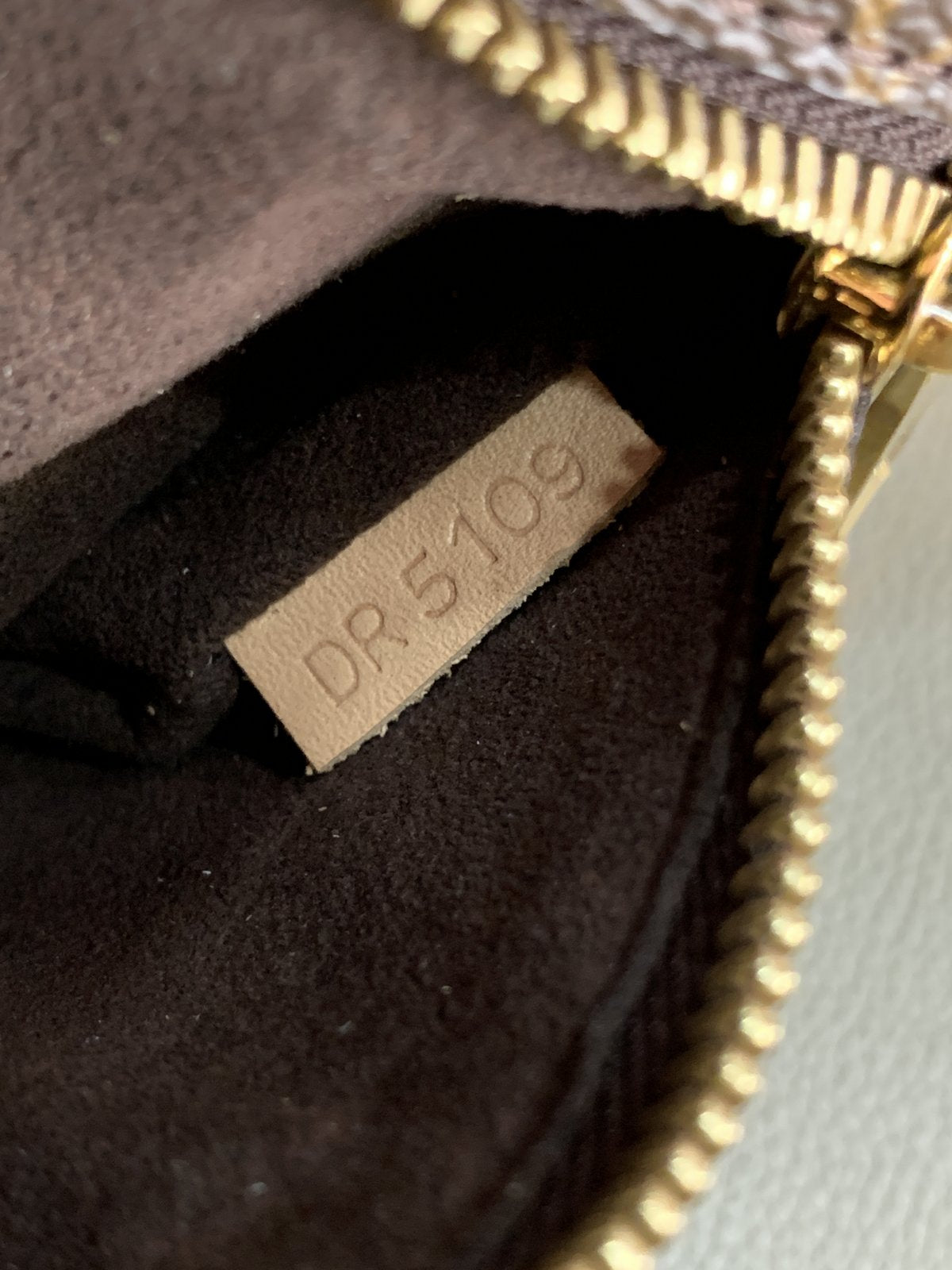 Louis Vuitton Pochette Métis Monogram M44875 Datacode DR5109 - AgeVintage