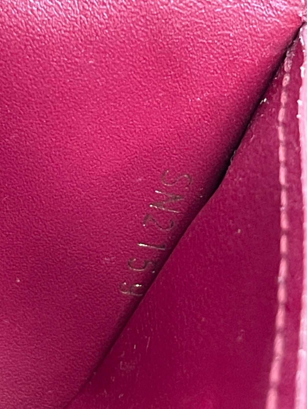 Codice seriale interno Louis Vuitton Wallet On Chain Flore