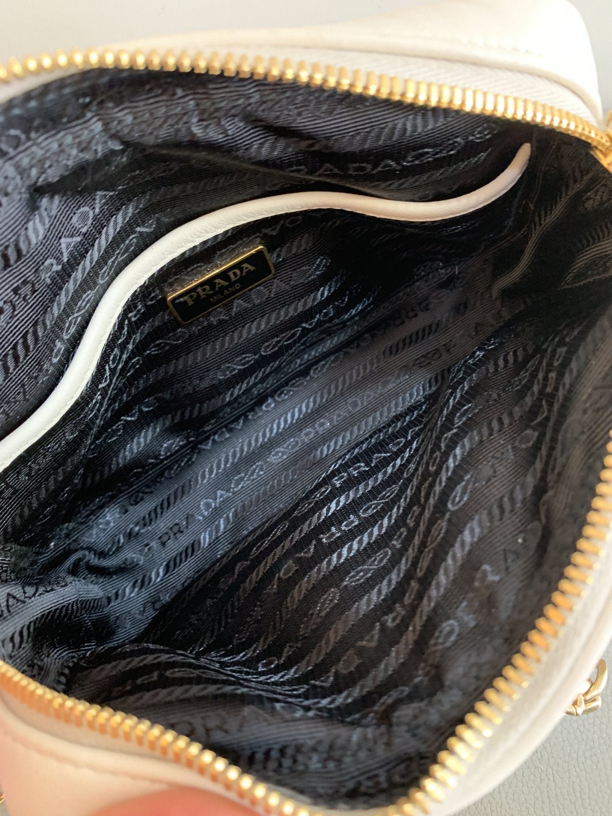 Prada 1BH112 borsa tracolla in pelle gaufré bianca - AgeVintage