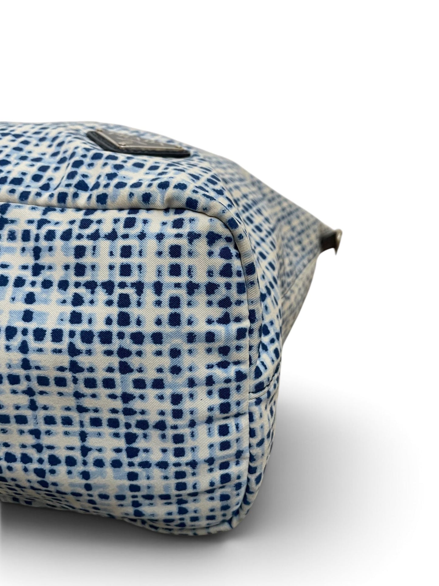 Angolo laterale destro borsa Prada tote nylon blu