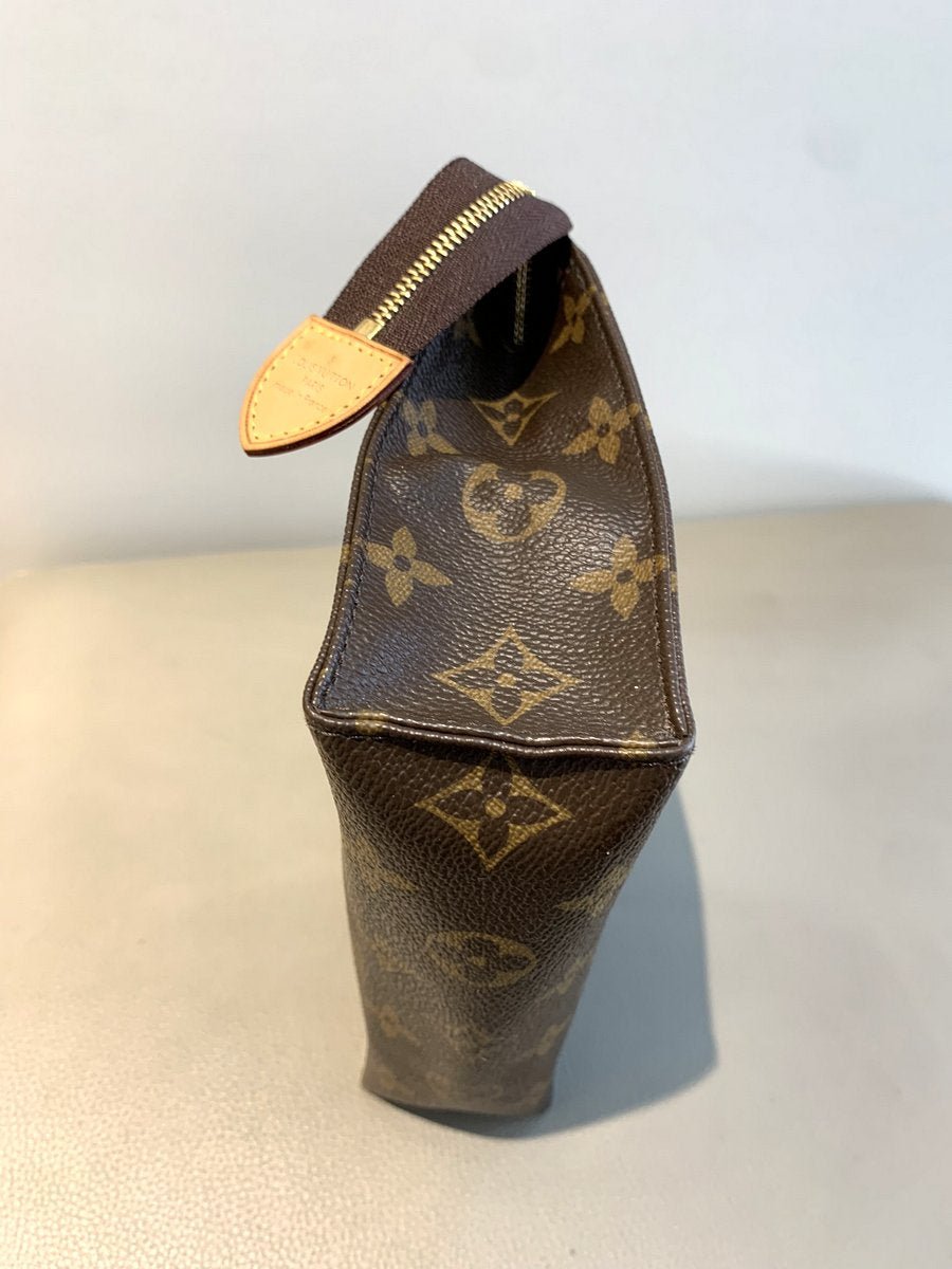 Louis Vuitton Pochette Toilette 19 Monogram - AgeVintage