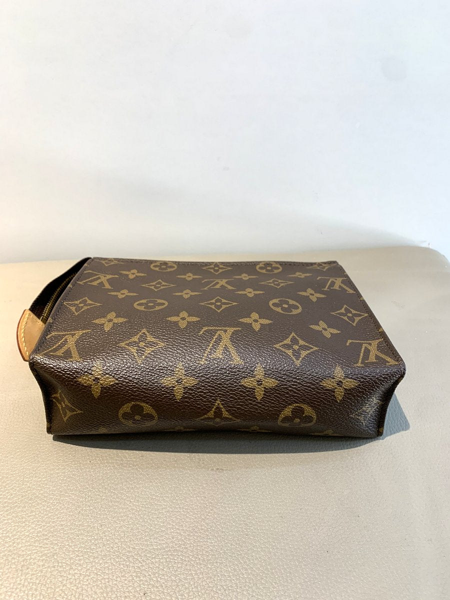 Louis Vuitton Pochette Toilette 19 Monogram - AgeVintage