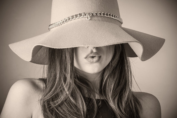 Donna con cappello a tesa larga in stile vintage - Collezione Donna AgeVintage