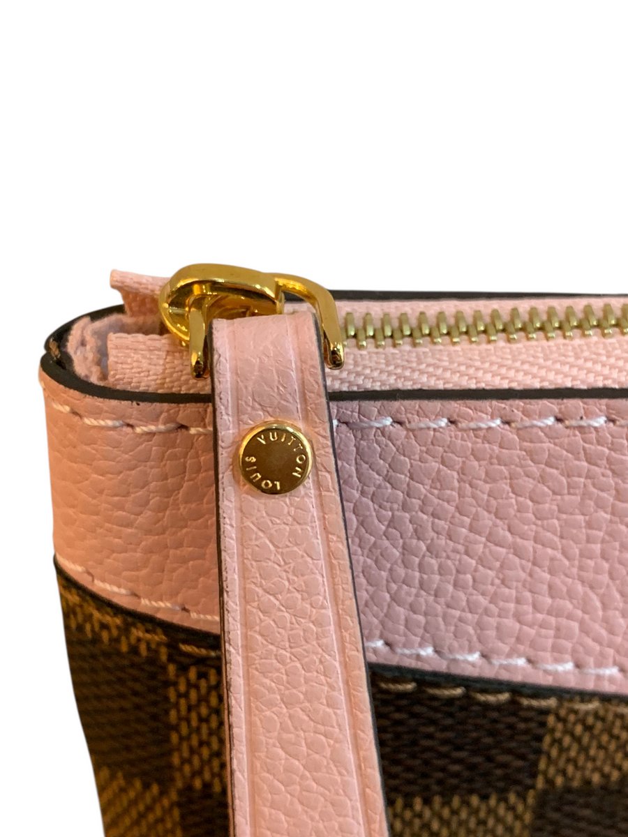 Louis Vuitton Pochette Daily – Damier Ebene / Rosa Ballerina