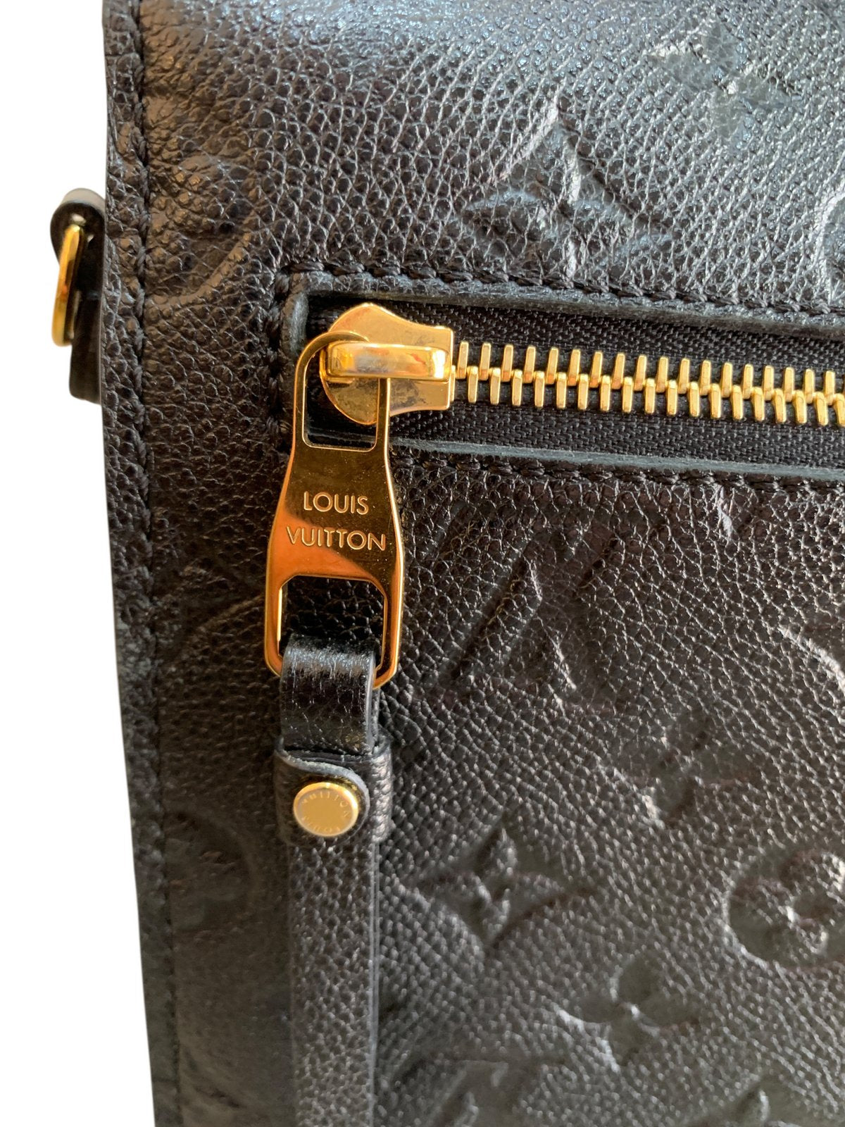 Louis Vuitton pochette Metis in pelle colore nera