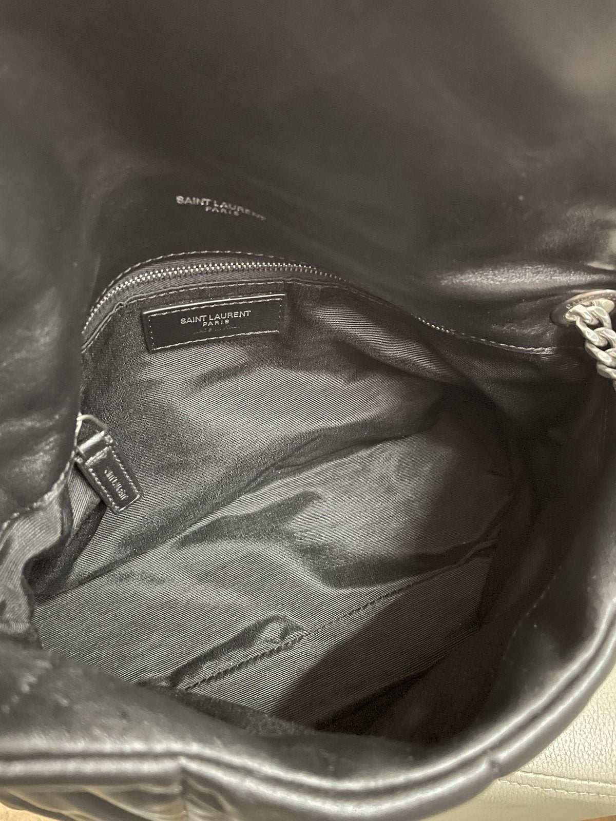 Interno in gros-grain e tasca con zip borsa Loulou Puffer usata
