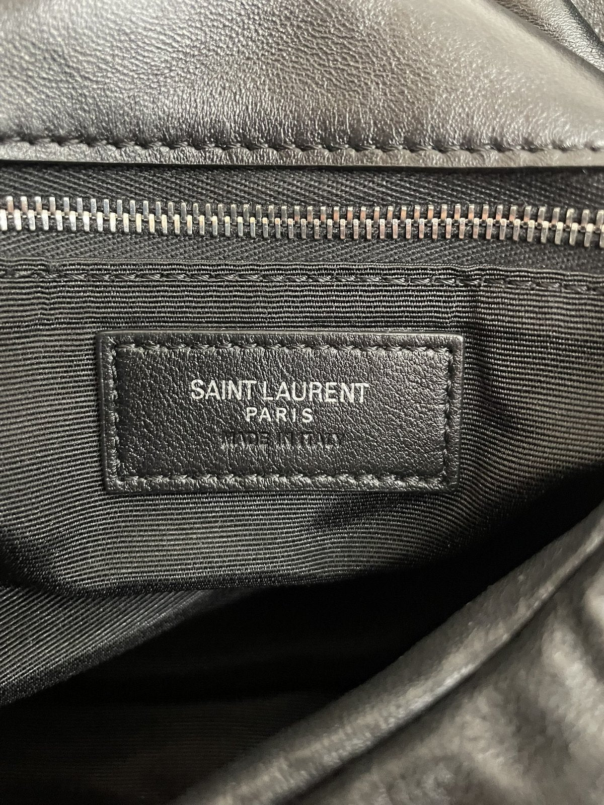Dettaglio stampa logo interno YSL borsa Loulou Puffer