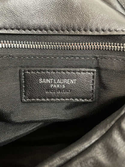 Dettaglio stampa logo interno YSL borsa Loulou Puffer