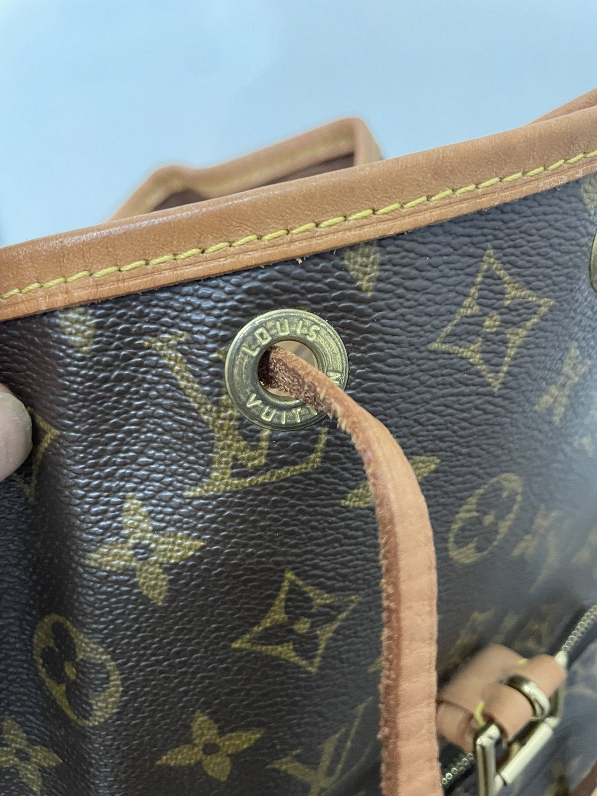 Zaino Louis Vuitton Montsouris MM Monogram originale usato, dettaglio borchia