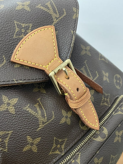 Zaino Louis Vuitton Montsouris MM Monogram originale usato, focalizzazione sulla fibia di chiusura