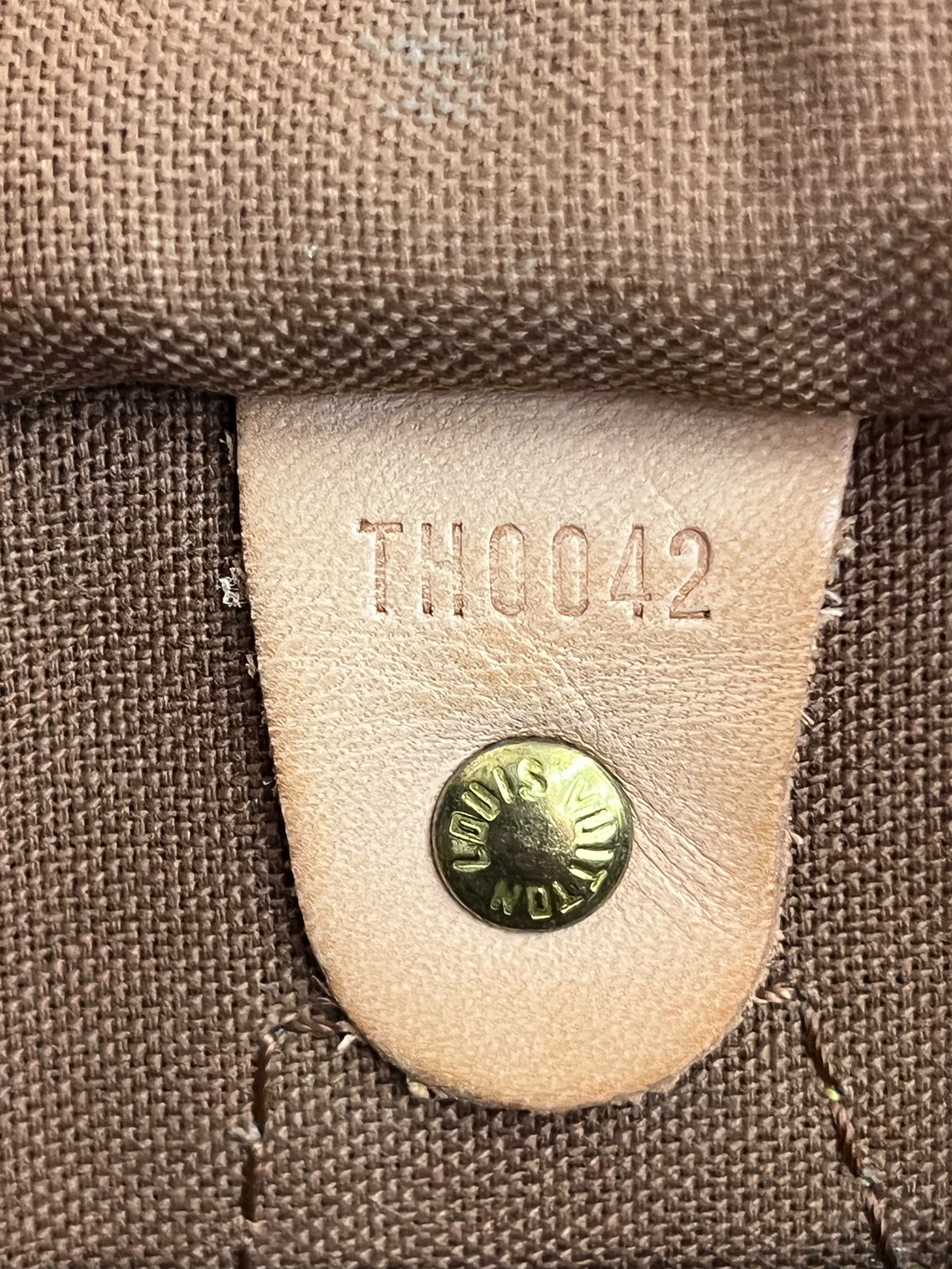 Vista del datacode TH0042 della borsa Louis Vuitton Speedy 30 Monogram 