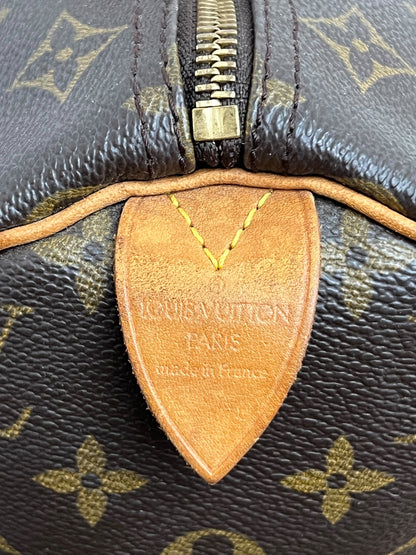 Marchio inciso sulla linguetta in pelle della borsa Louis Vuitton Speedy 30 Monogram 