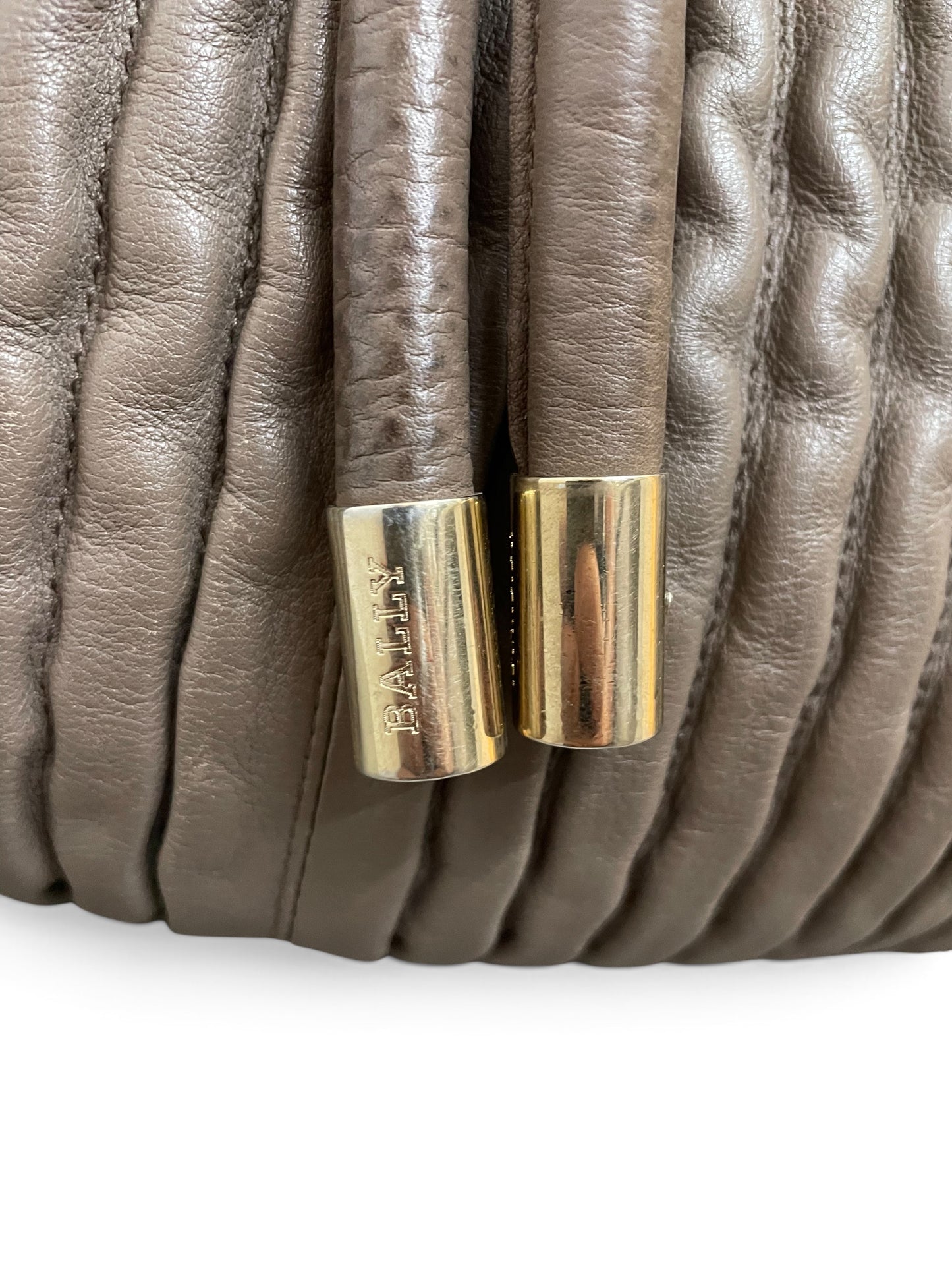 Dettaglio chiusura logo Bally dorato borsa Zante
