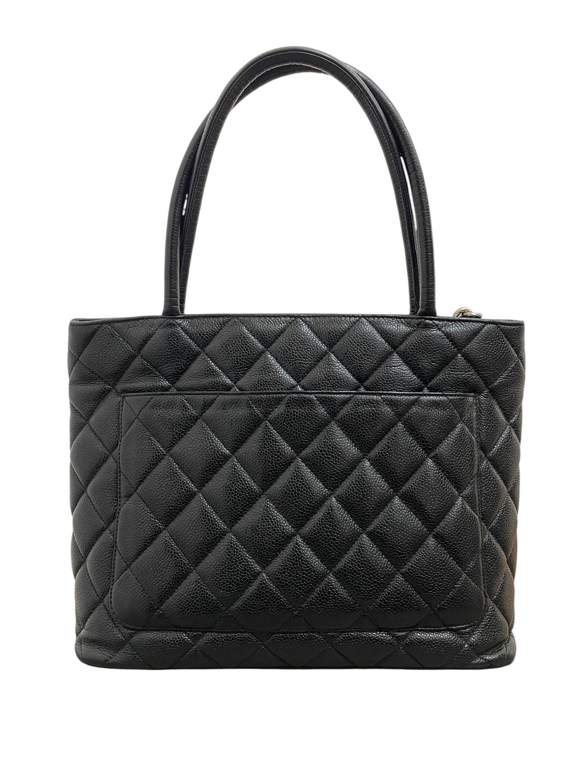 Vista posteriore della borsa Chanel Medallion Tote matelassé con tasca esterna a fessura