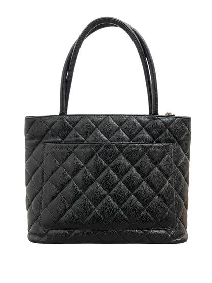 Vista posteriore della borsa Chanel Medallion Tote matelassé con tasca esterna a fessura