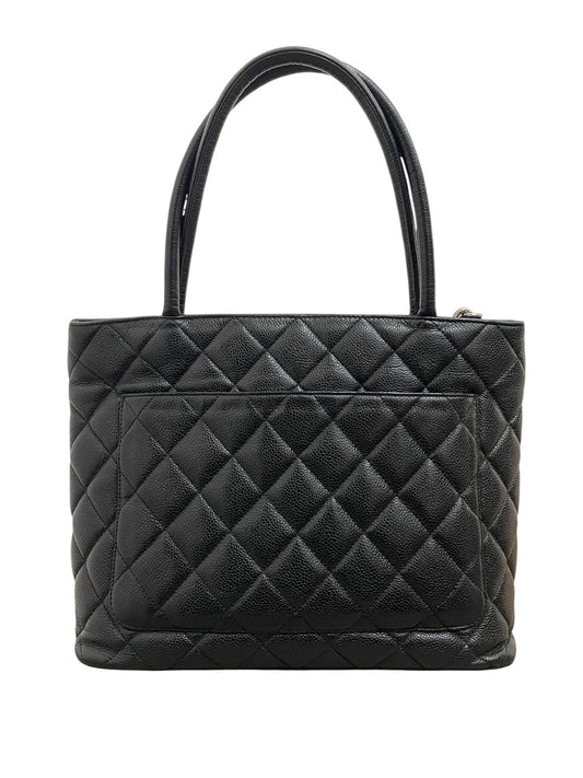 Vista posteriore della borsa Chanel Medallion Tote matelassé con tasca esterna a fessura