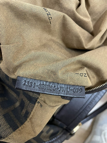 Etichetta interna in pelle scura con marchio Fendi Made in Italy cucito sulla fodera.