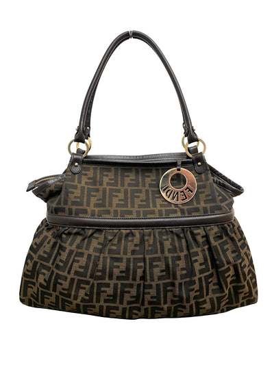 Borsa a spalla Fendi Chef Large in tela monogram Zucca marrone vista frontale con charm dorato e manico in pelle