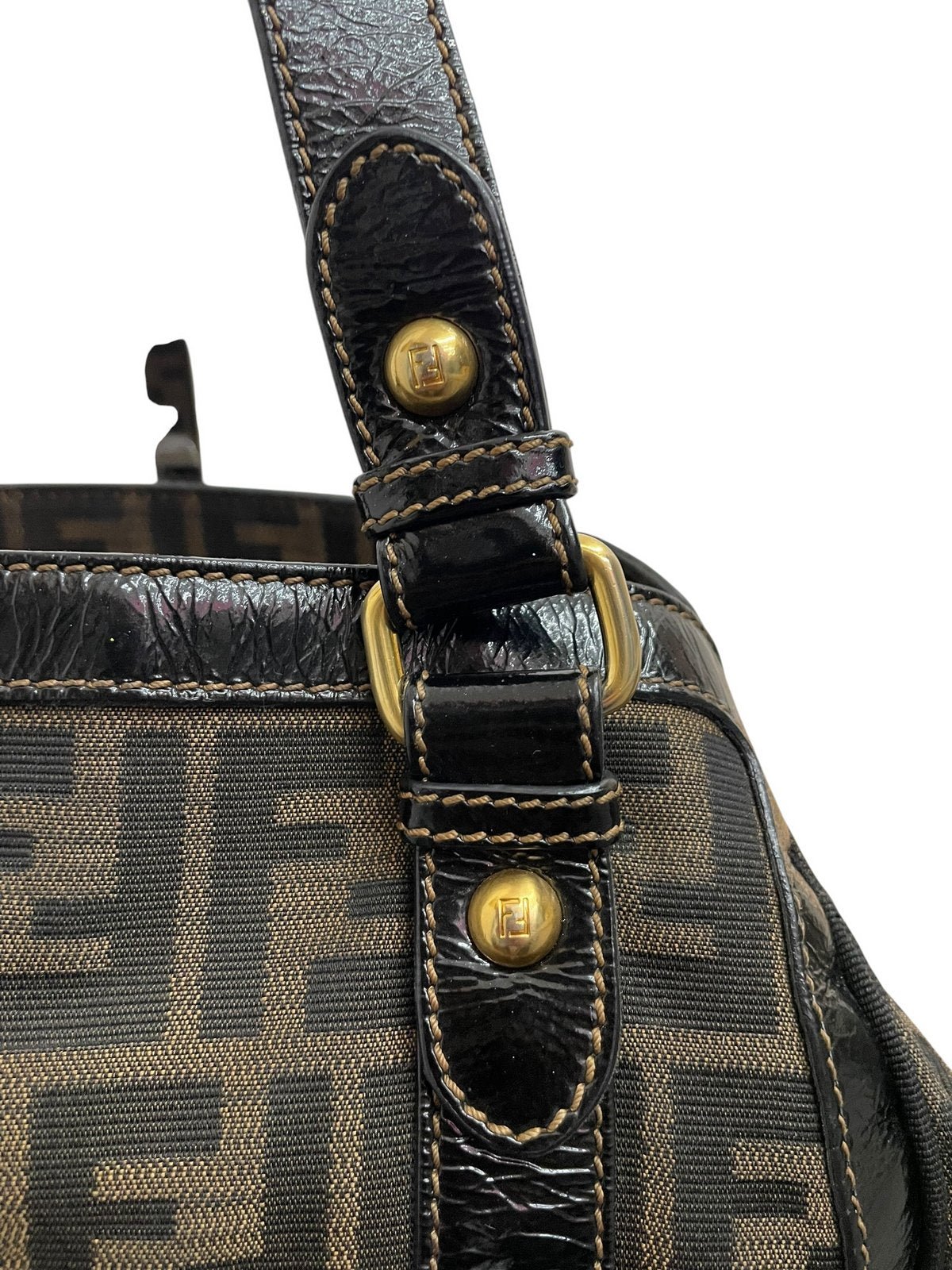 Particolare del manico in pelle e borchie borsa Fendi vintage