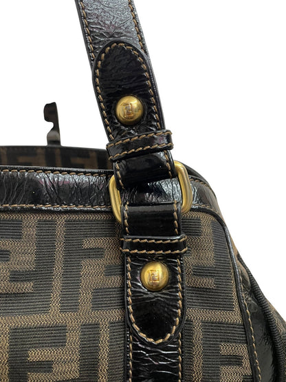 Particolare del manico in pelle e borchie borsa Fendi vintage