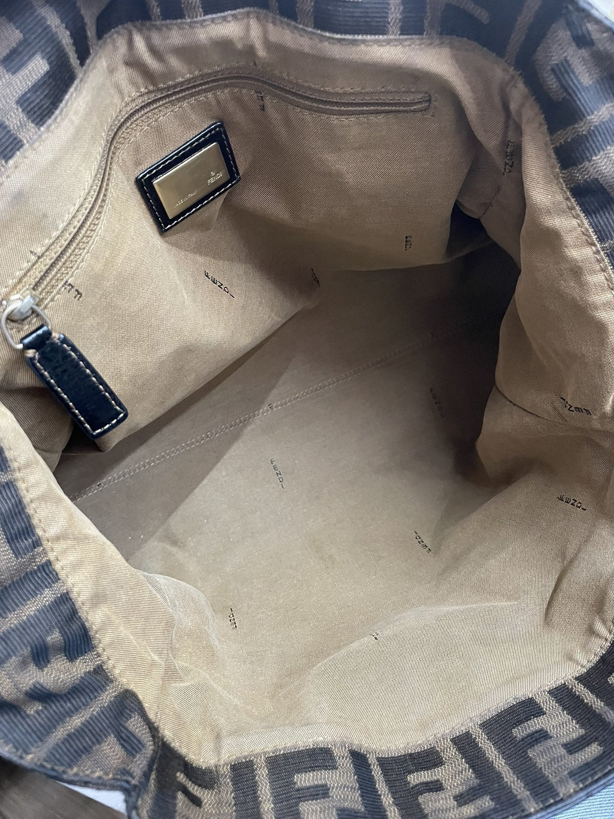Interno capiente borsa Fendi Zucca vintage con zip