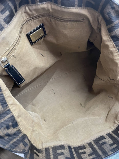 Interno capiente borsa Fendi Zucca vintage con zip