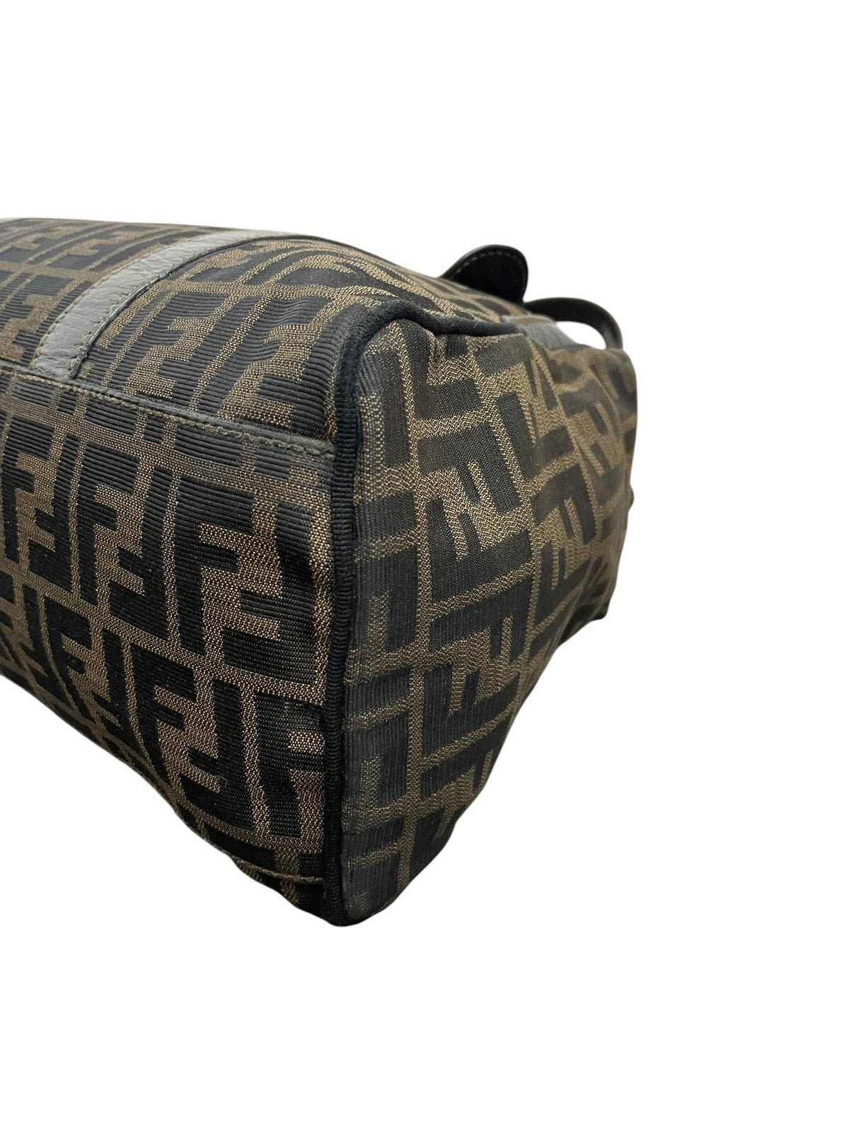 Dettaglio angolo inferiore borsa Fendi Zucca usato in ottimo stato