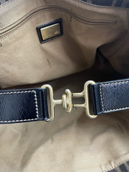 Particolare dei componenti in metallo marchiati Fendi vintage