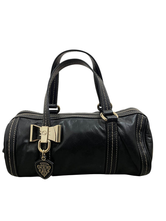 Borsa a mano Gucci Duchessa mini vintage in pelle nera su fondo neutro