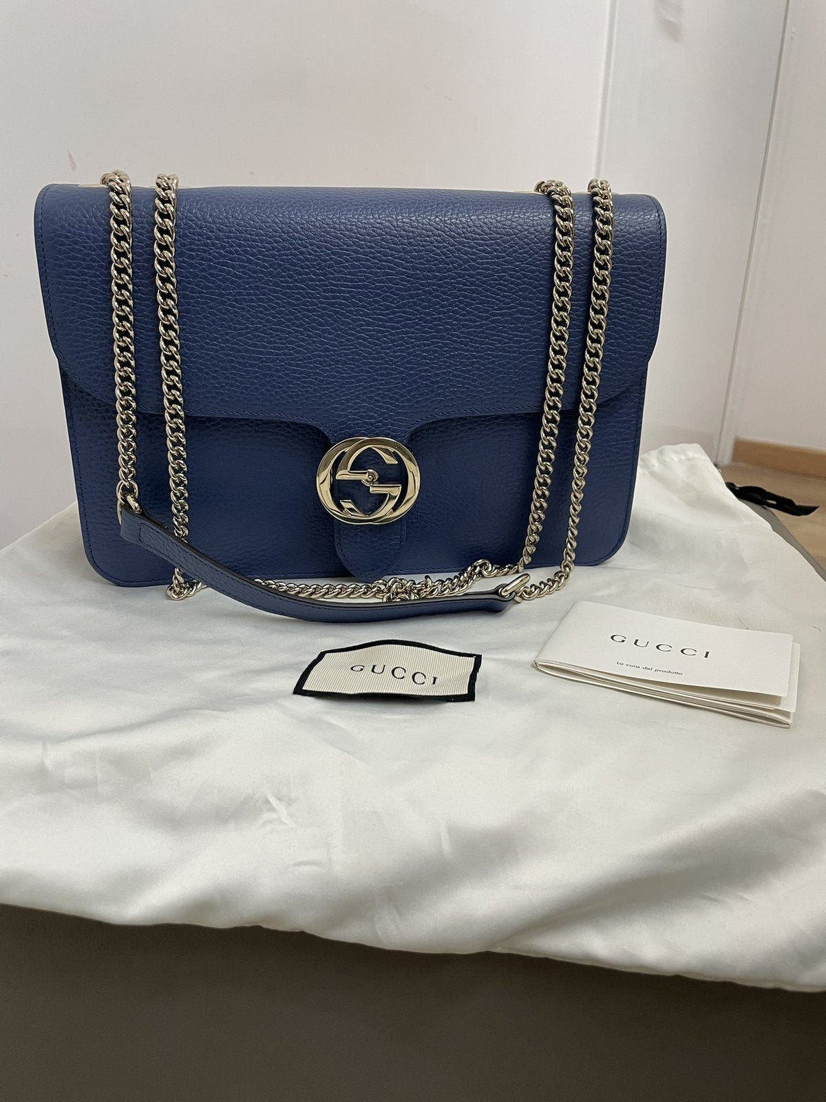 Borsa Gucci Interlocking G blu navy riposta sulla sua dustbag originale