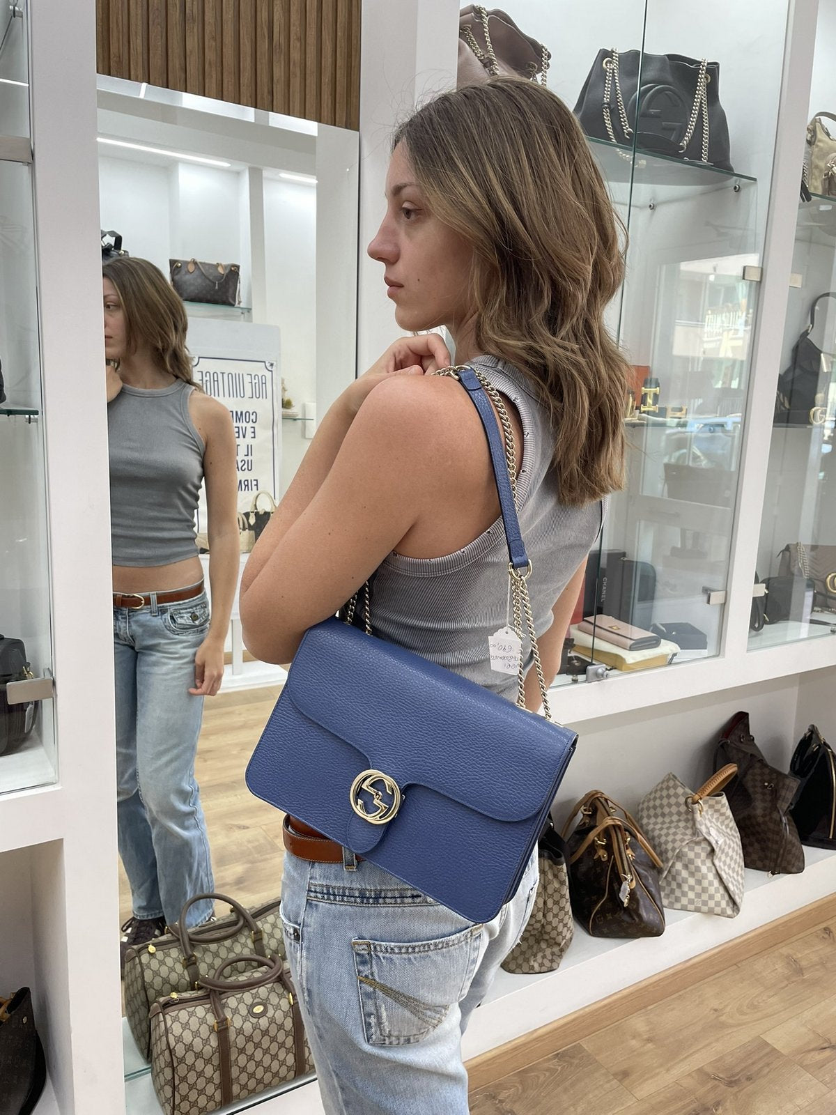 Borsa Gucci Interlocking G media blu indossata a spalla - Foto Fit