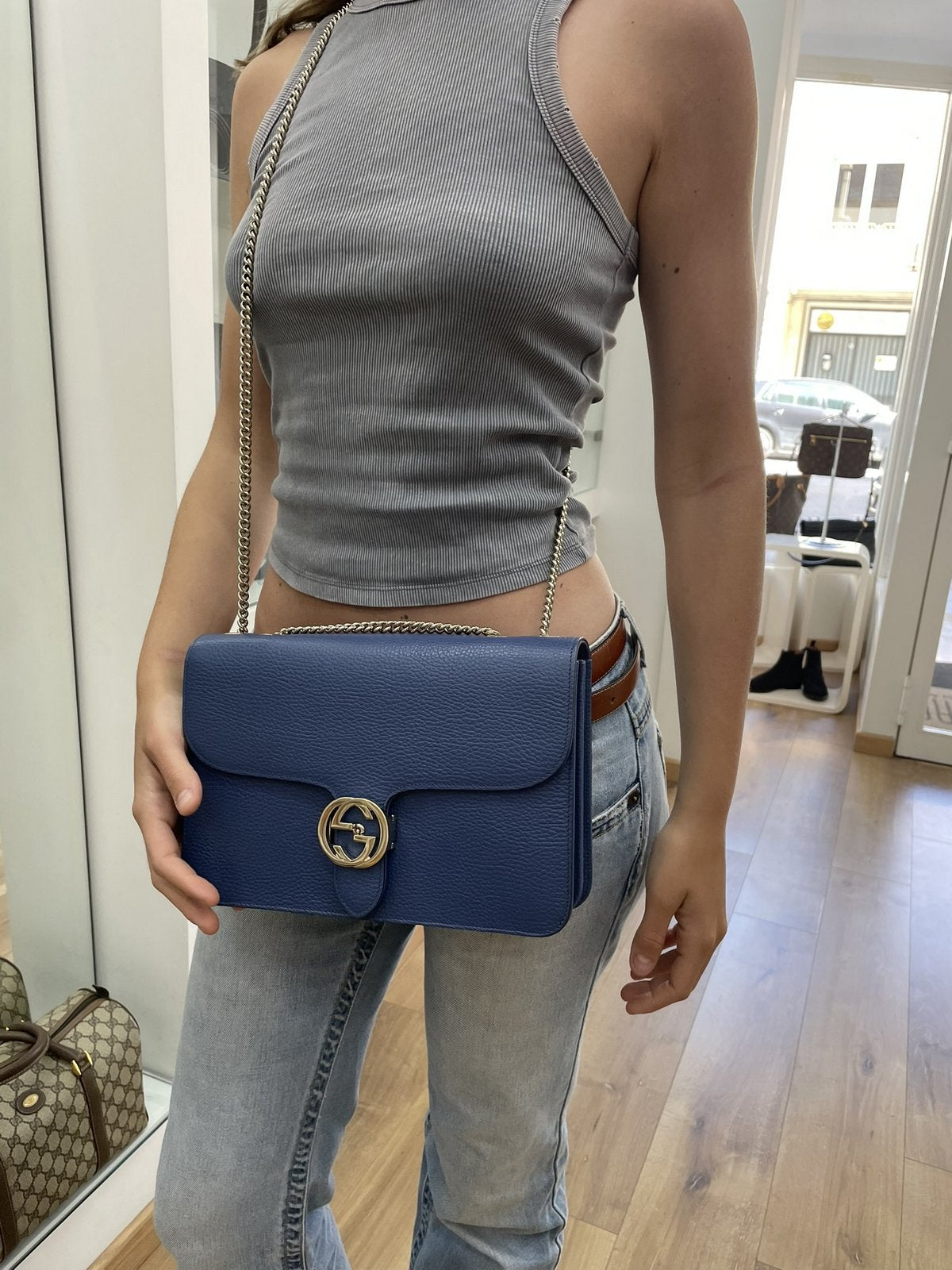 Borsa Gucci Interlocking G media blu indossata a tracolla crossbody - Foto Fit