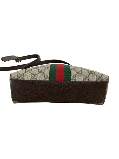 Vista dal basso della base in pelle marrone della borsa Gucci Ophidia Small Dome.