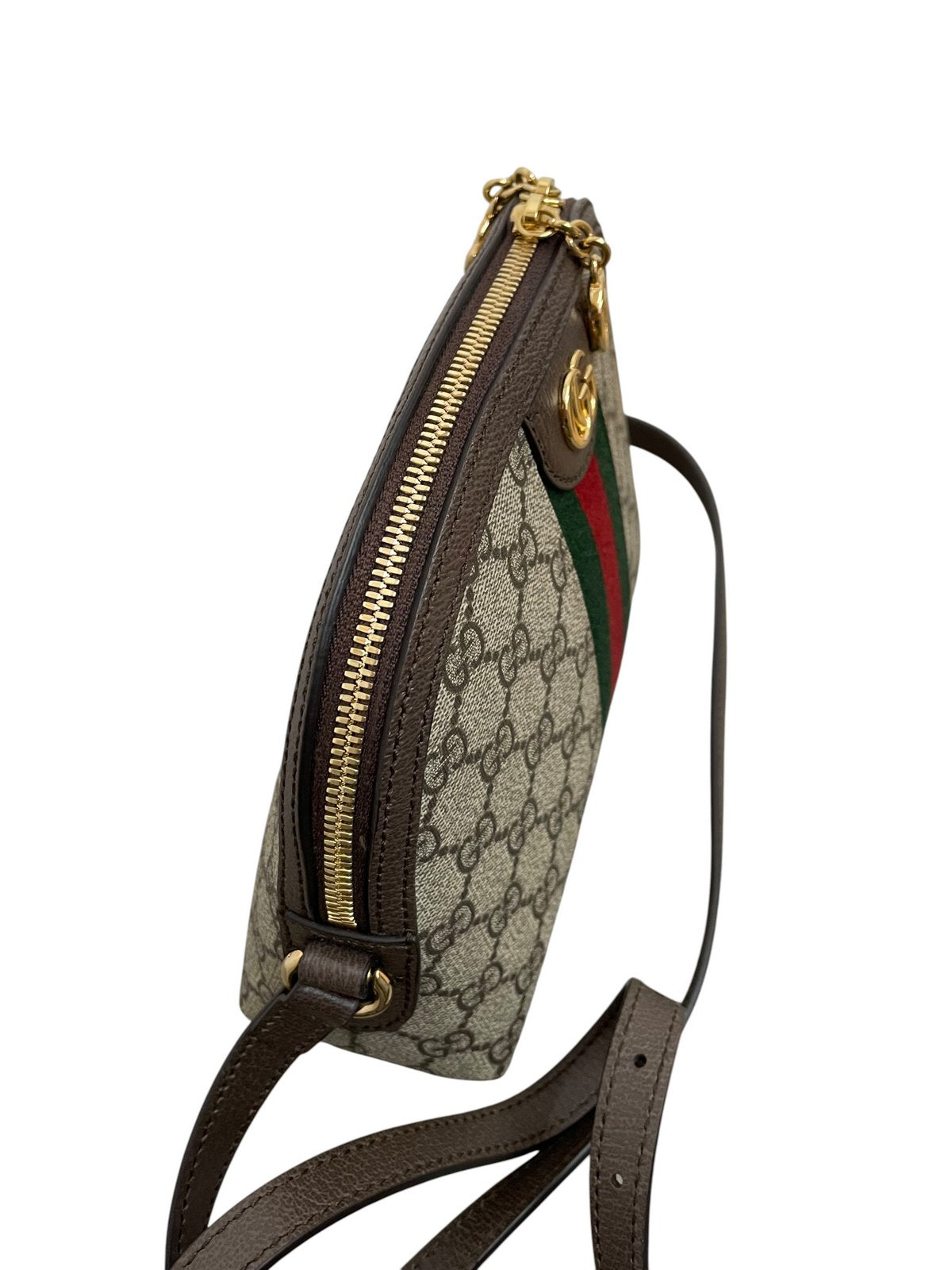 Profilo laterale della borsa Gucci Ophidia Dome che mostra lo spessore e la tracolla.