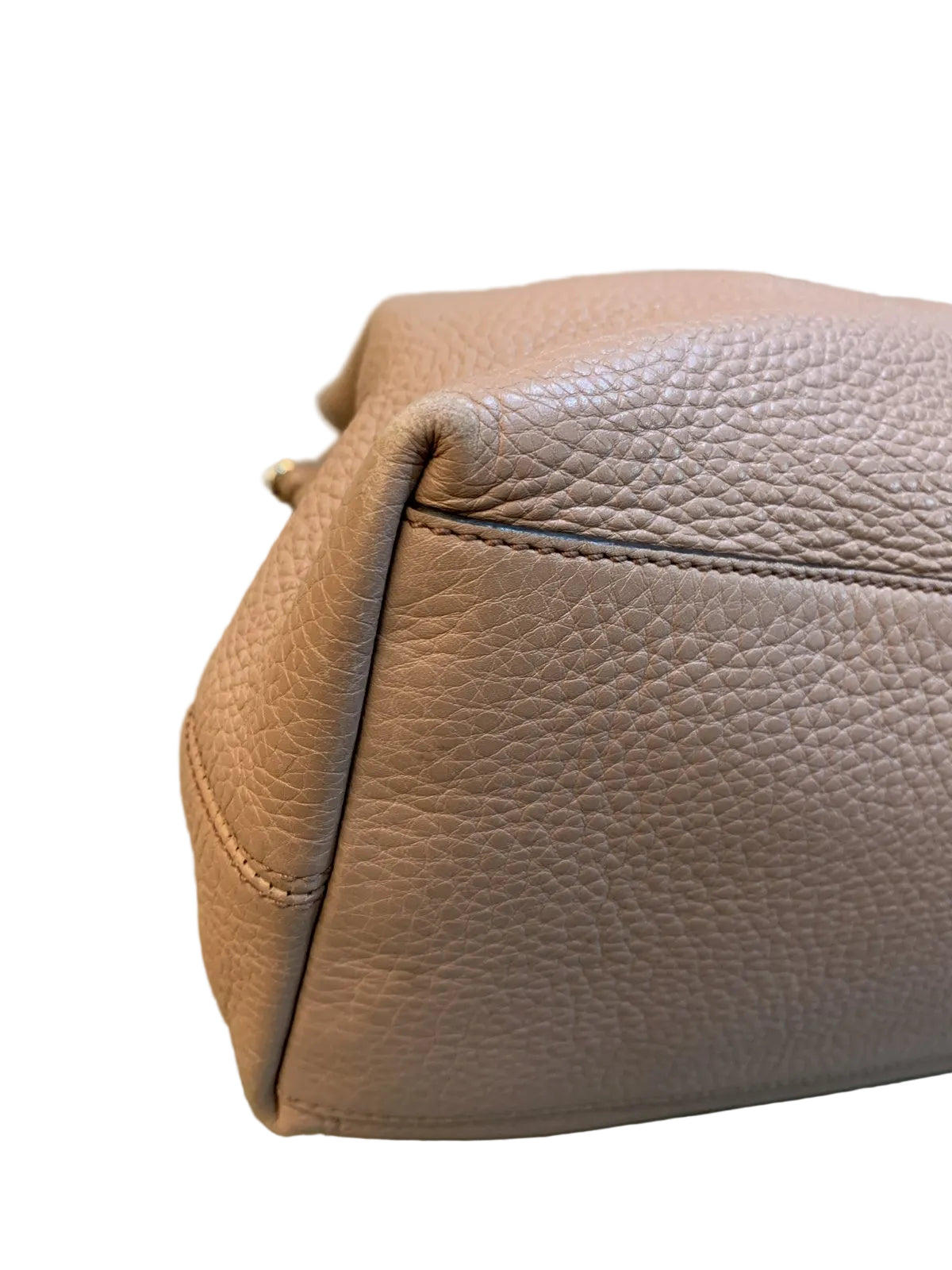 Primo piano dell'angolo in pelle della borsa Gucci Soho Chain Medium che mostra lievissimi segni di usura
