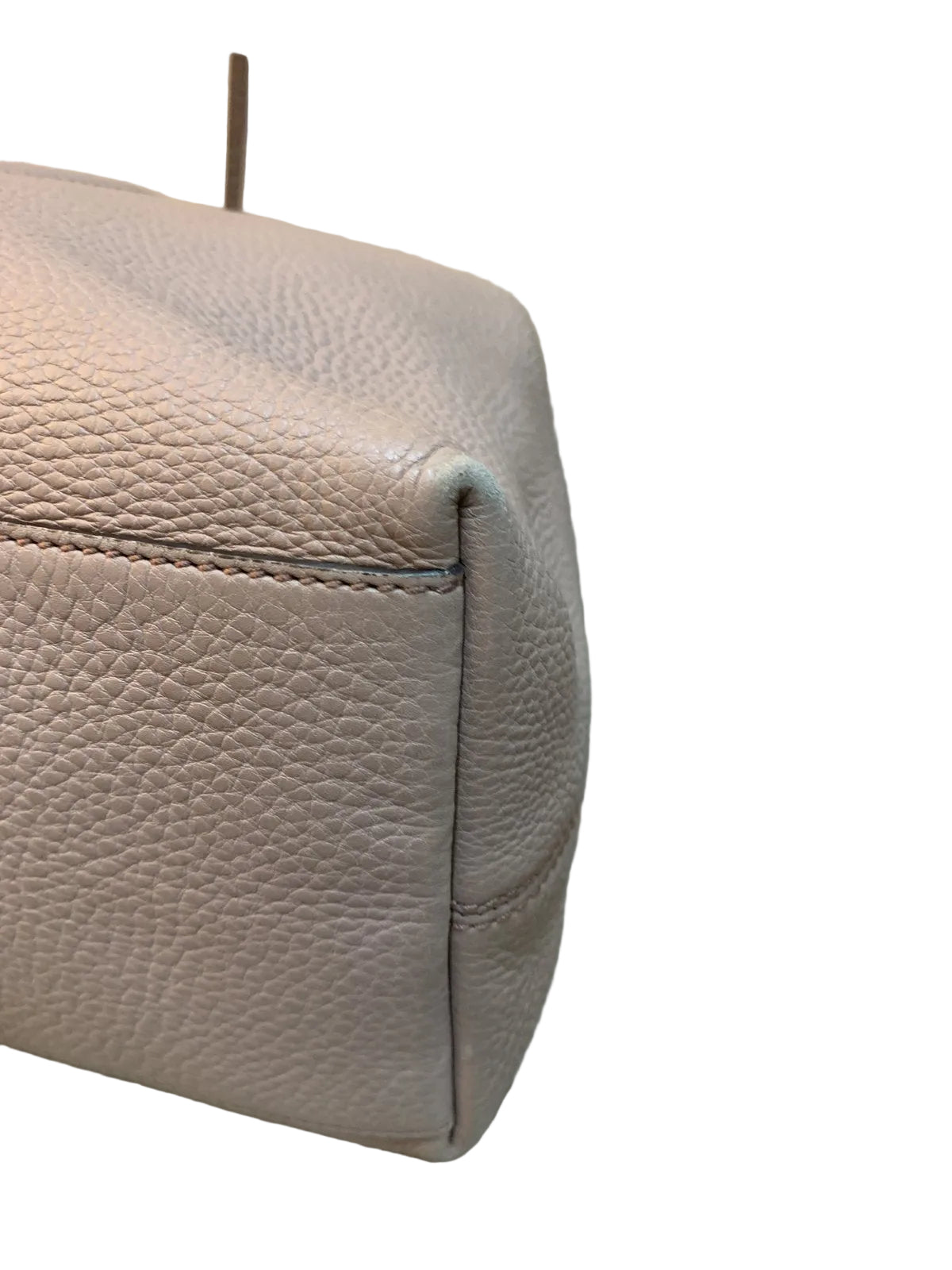 Dettaglio ravvicinato delle condizioni di un angolo della borsa a spalla Gucci Soho Chain in pelle rosa cipria.