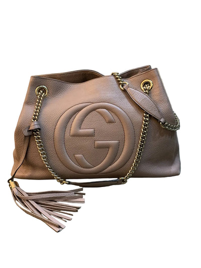 Borsa a spalla Gucci Soho Chain Medium in pelle martellata rosa cipria vista frontale con logo Interlocking GG e nappa pendente