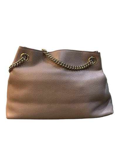 Retro della borsa a spalla Gucci Soho Chain Medium in pelle martellata rosa cipria.