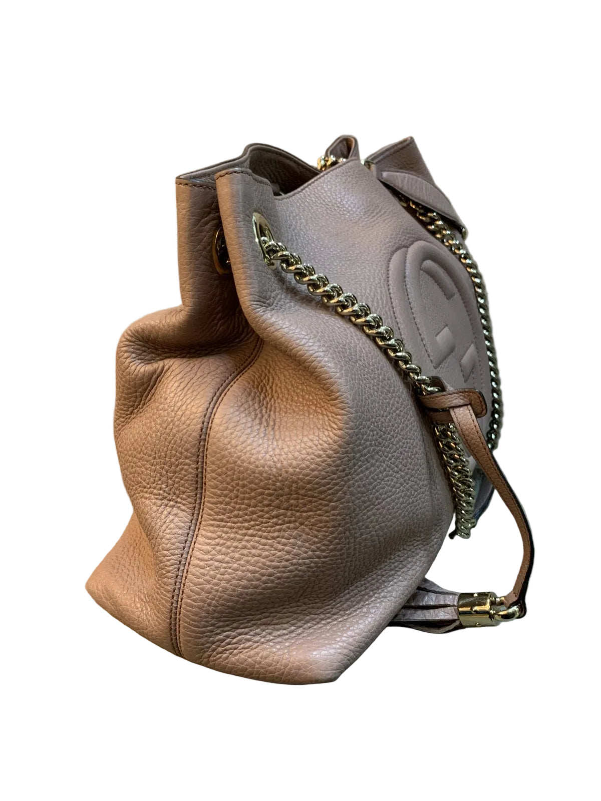Vista laterale di profilo della borsa Gucci Soho Chain in pelle morbida rosa cipria con catena dorata.