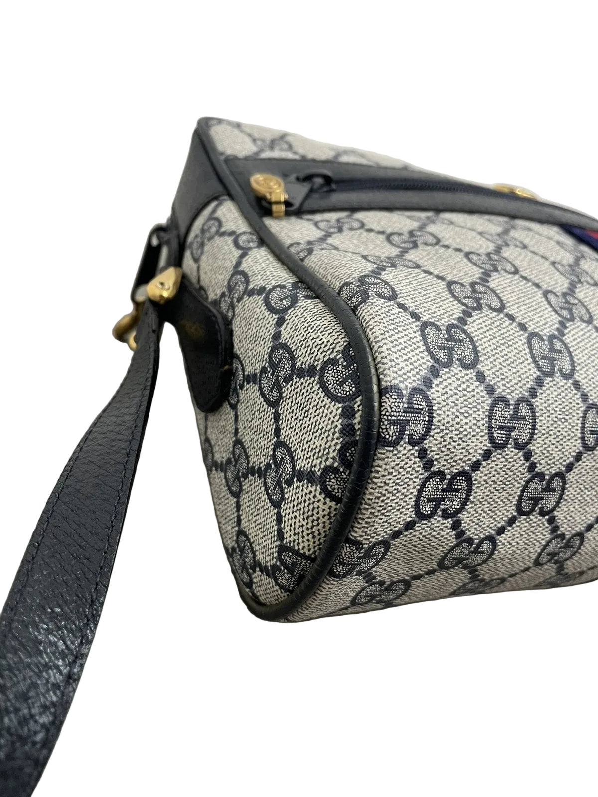 Fianco laterale e attacco della tracolla in pelle della borsa Gucci Ophidia vintage