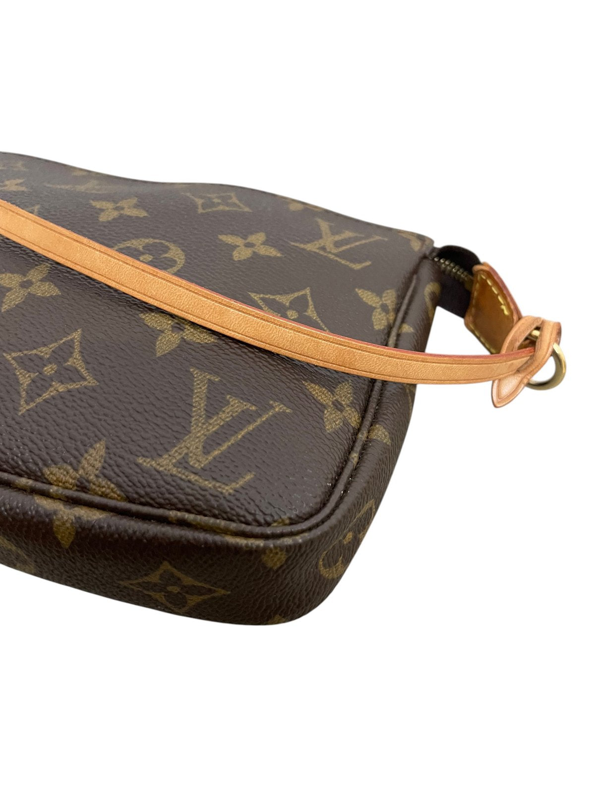 Primo piano del manico in vacchetta naturale e della parte superiore della borsa Louis Vuitton.