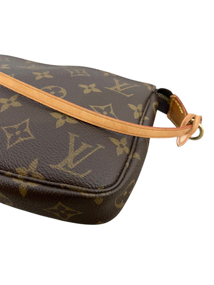 Primo piano del manico in vacchetta naturale e della parte superiore della borsa Louis Vuitton.