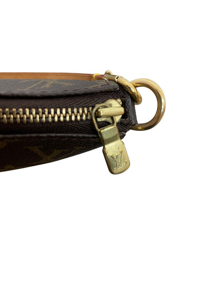 Dettaglio ravvicinato della chiusura a cerniera lampo superiore con hardware dorato della borsa Louis Vuitton
