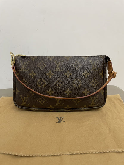 Pochette Accessoires Louis Vuitton in tela monogram adagiata sopra la sua dust bag originale.