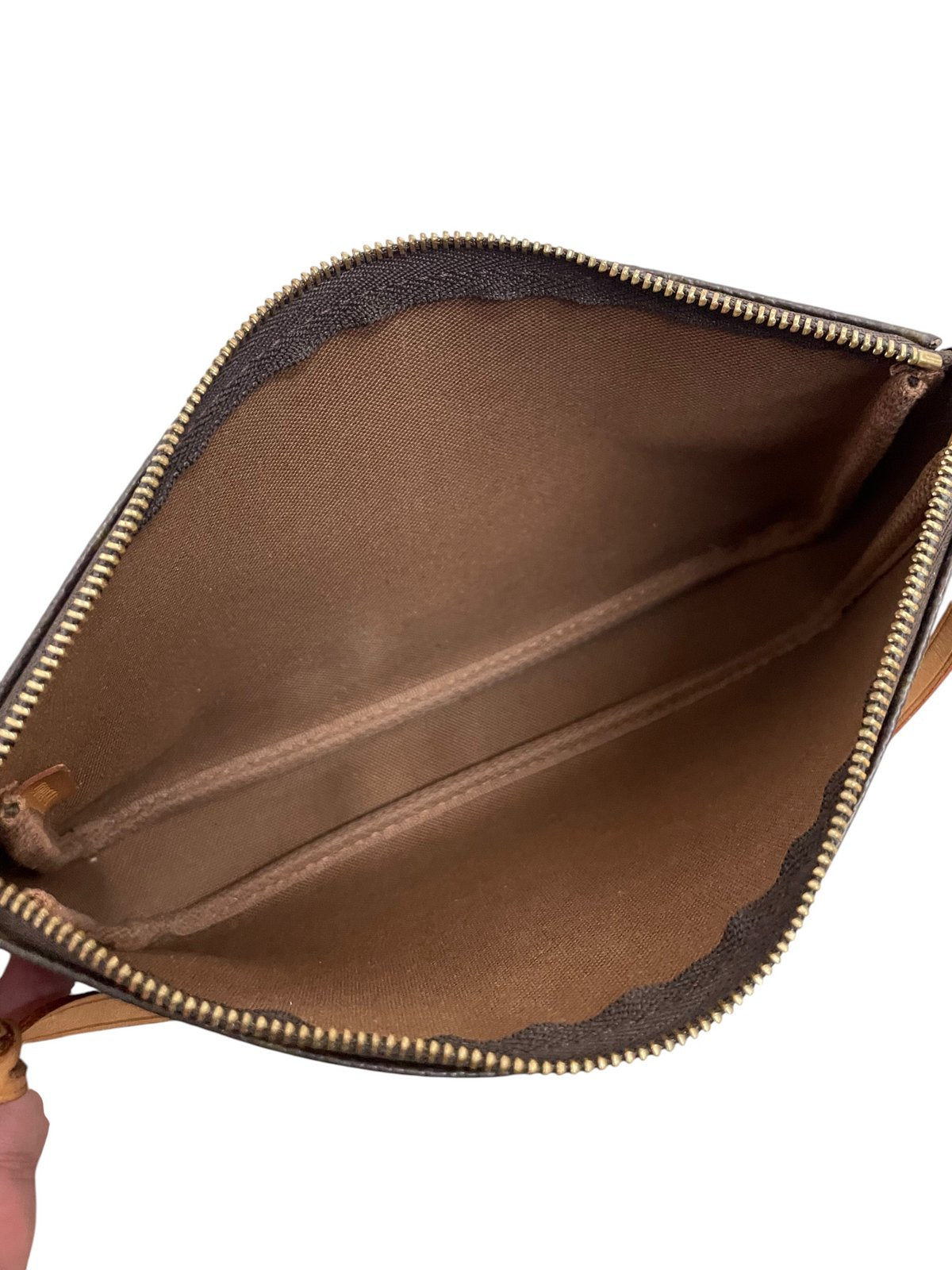 Vista interna dello scomparto unico della borsa Louis Vuitton Pochette Accessoires foderato in tessuto marrone