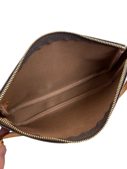 Vista interna dello scomparto unico della borsa Louis Vuitton Pochette Accessoires foderato in tessuto marrone